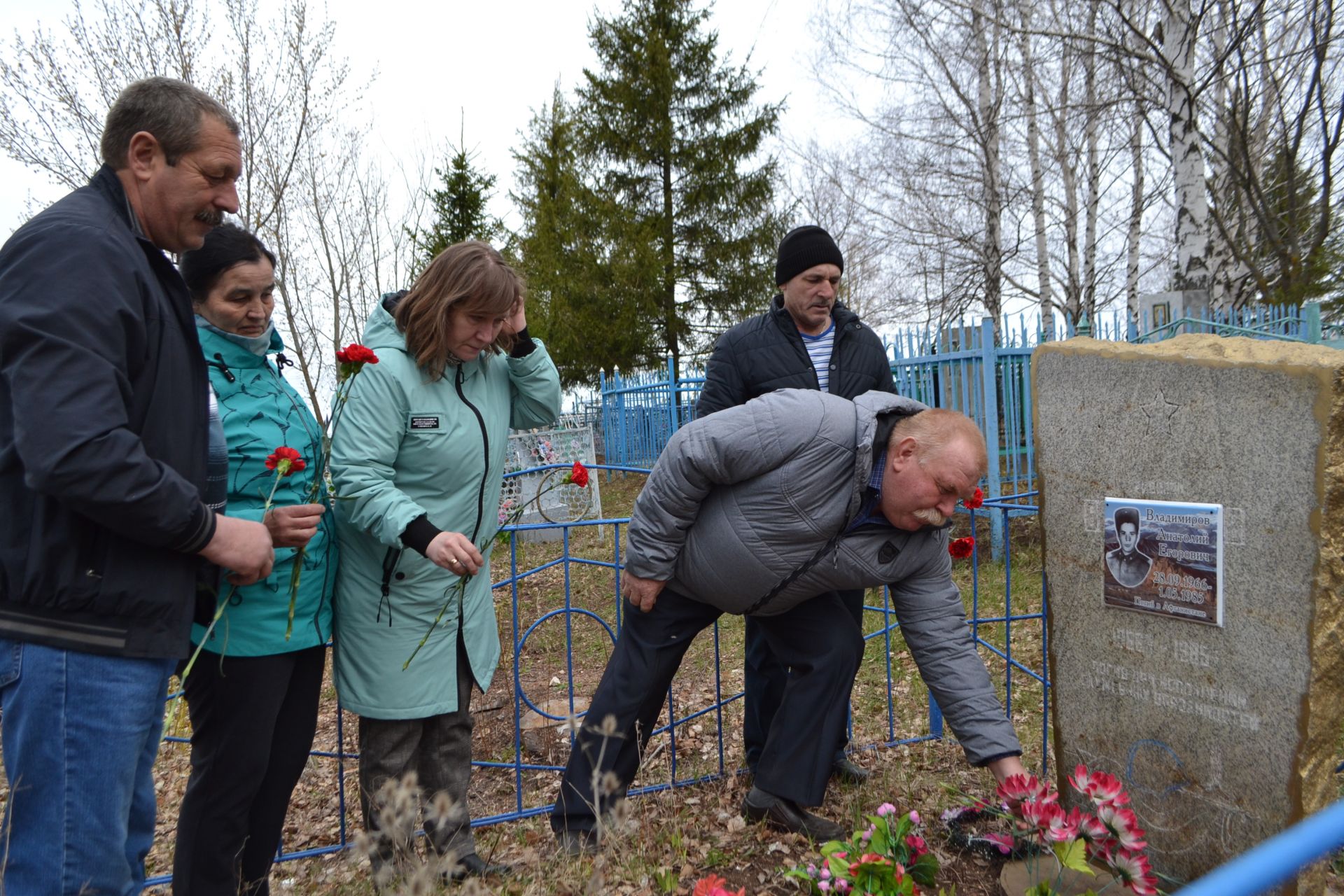 Верхнеуслонцы навестили могилу рядового Анатолия Владимирова из Майдан