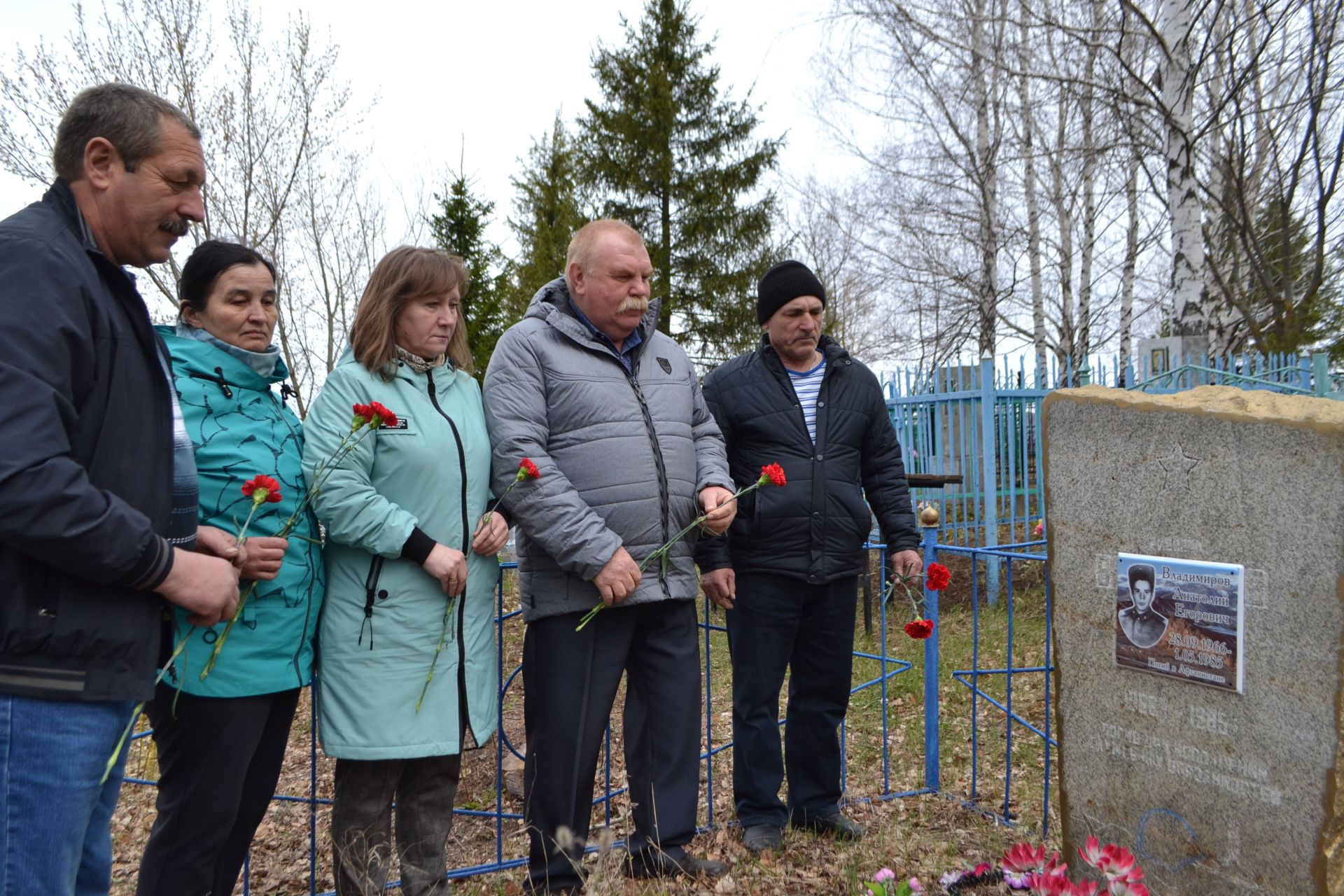 Верхнеуслонцы навестили могилу рядового Анатолия Владимирова из Майдан