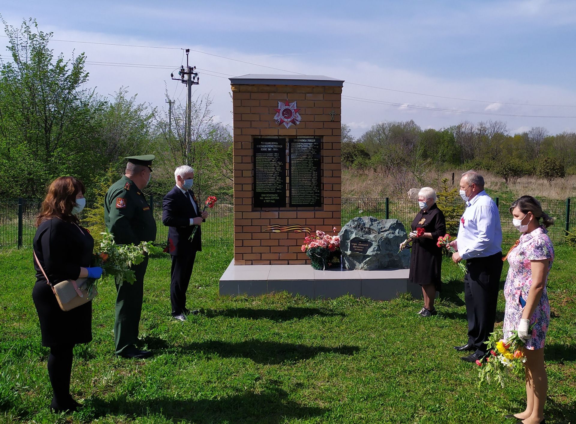 В Верхнеуслонском районе возложили цветы к памятникам павшим в Великой Отечественной войне