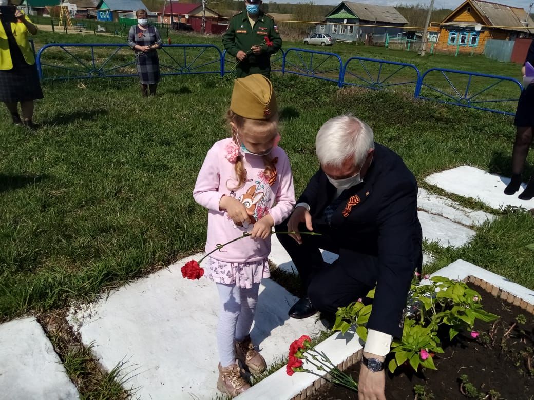 В Верхнеуслонском районе возложили цветы к памятникам павшим в Великой Отечественной войне