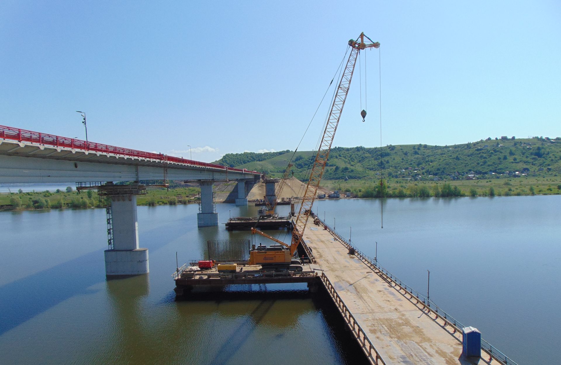 На мосту, соединяющем Верхнеуслонский и Зеленодольский районы, приступили к устройству двух последних опор