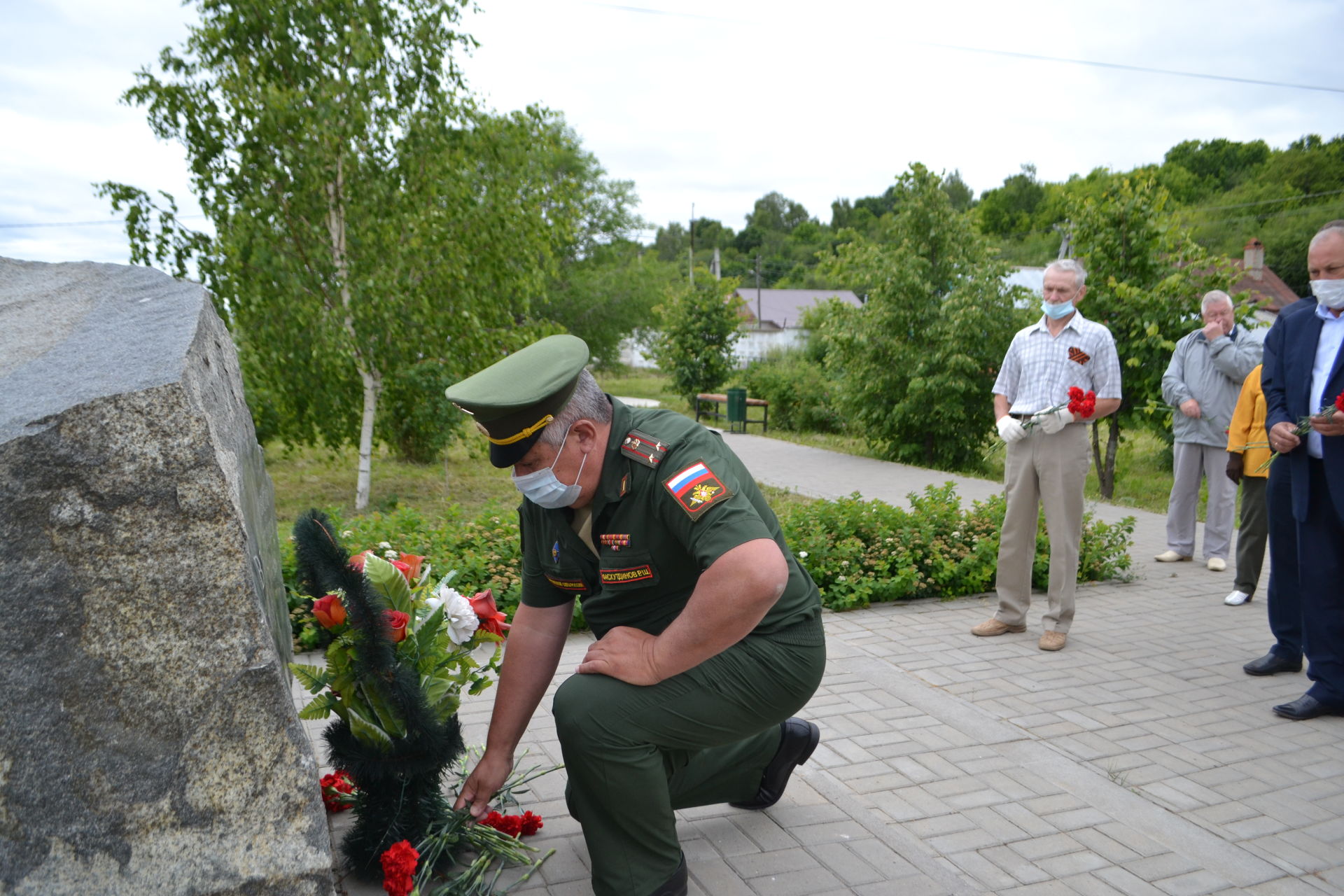 Верхнеуслонцы возложили цветы к памятнику землякам-труженикам тыла