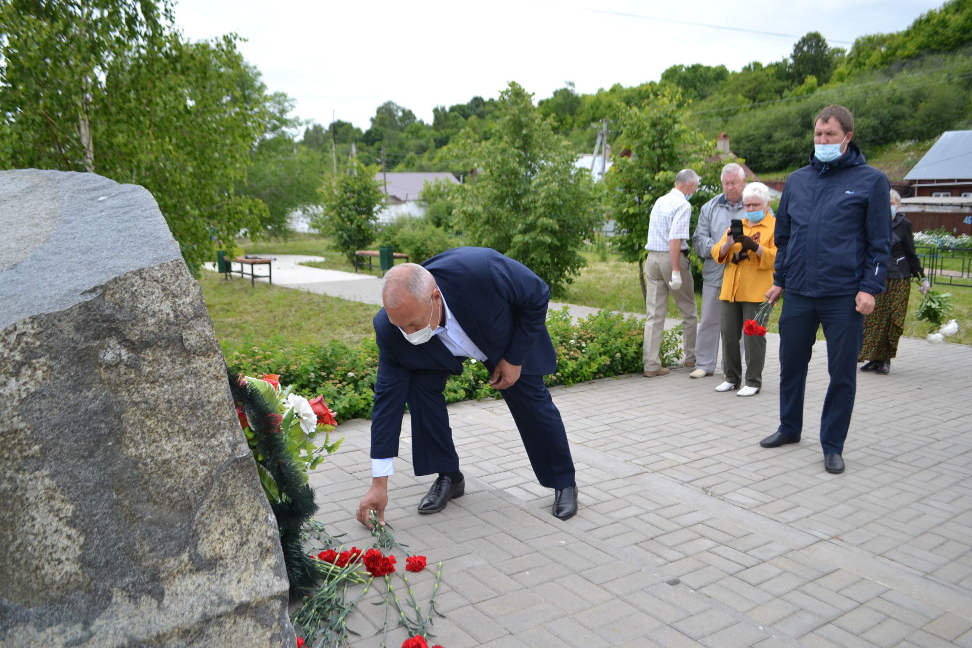 Верхнеуслонцы возложили цветы к памятнику землякам-труженикам тыла