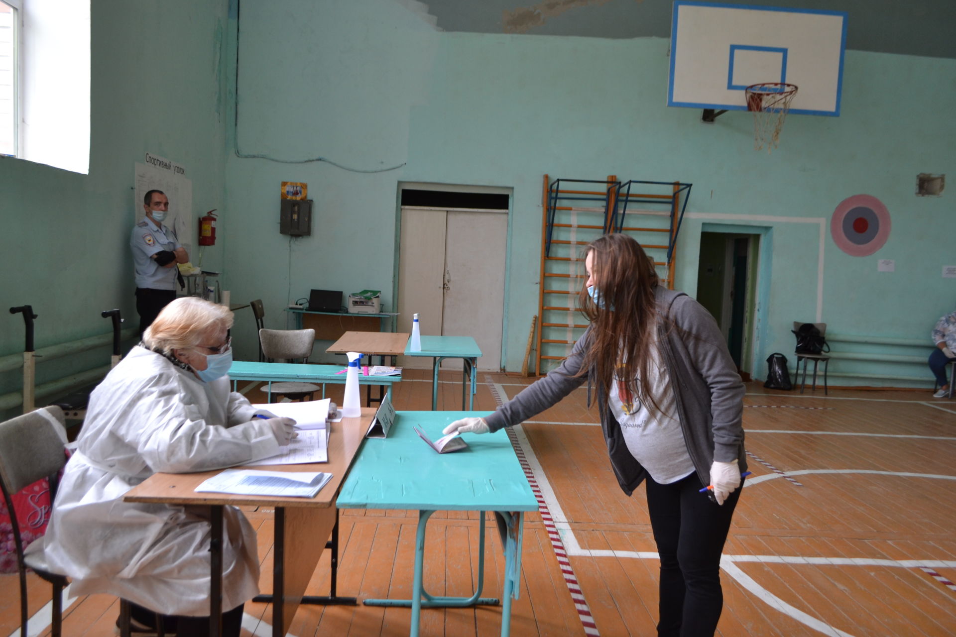 Чемпионка России по тяжелой атлетике Алеся Гатиятова из Верхнеуслонского района досрочно проголосовала на своем участке