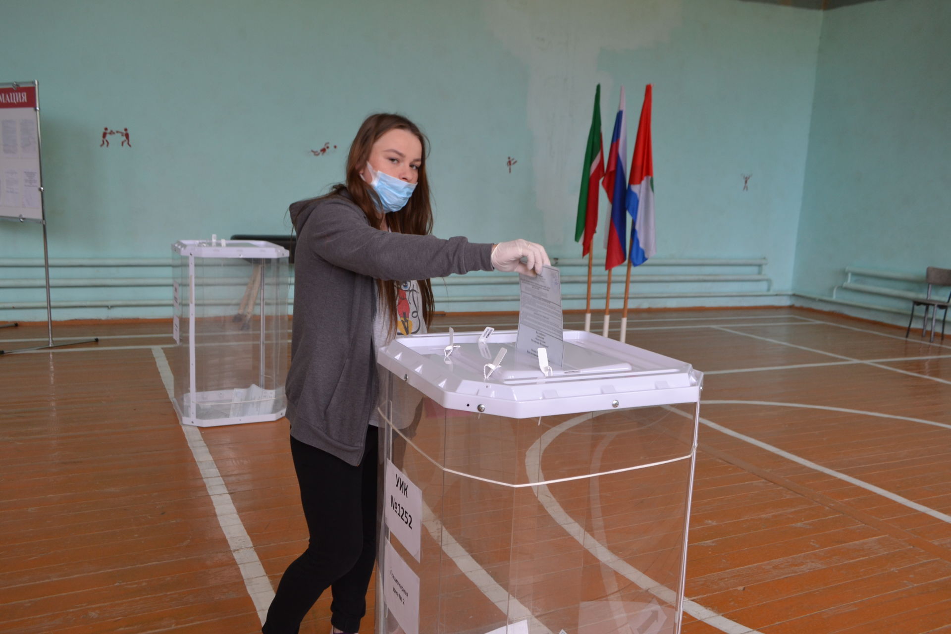 Чемпионка России по тяжелой атлетике Алеся Гатиятова из Верхнеуслонского района досрочно проголосовала на своем участке