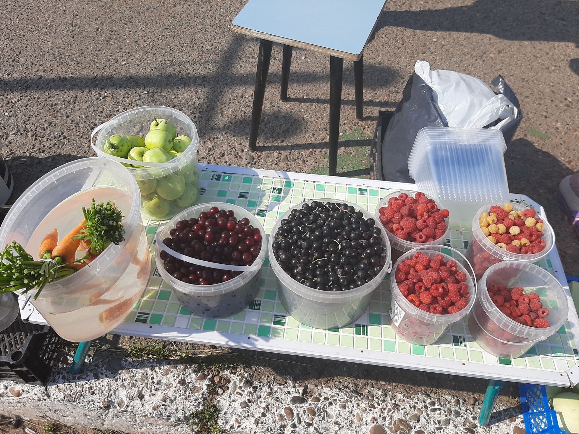 На верхнеуслонском рынке - сезон малины, вишни и молодой картошки с кабачками