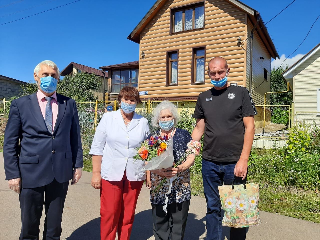 Старейший член партии «Единая Россия» Любовь Устинова  отметила свой день рождения
