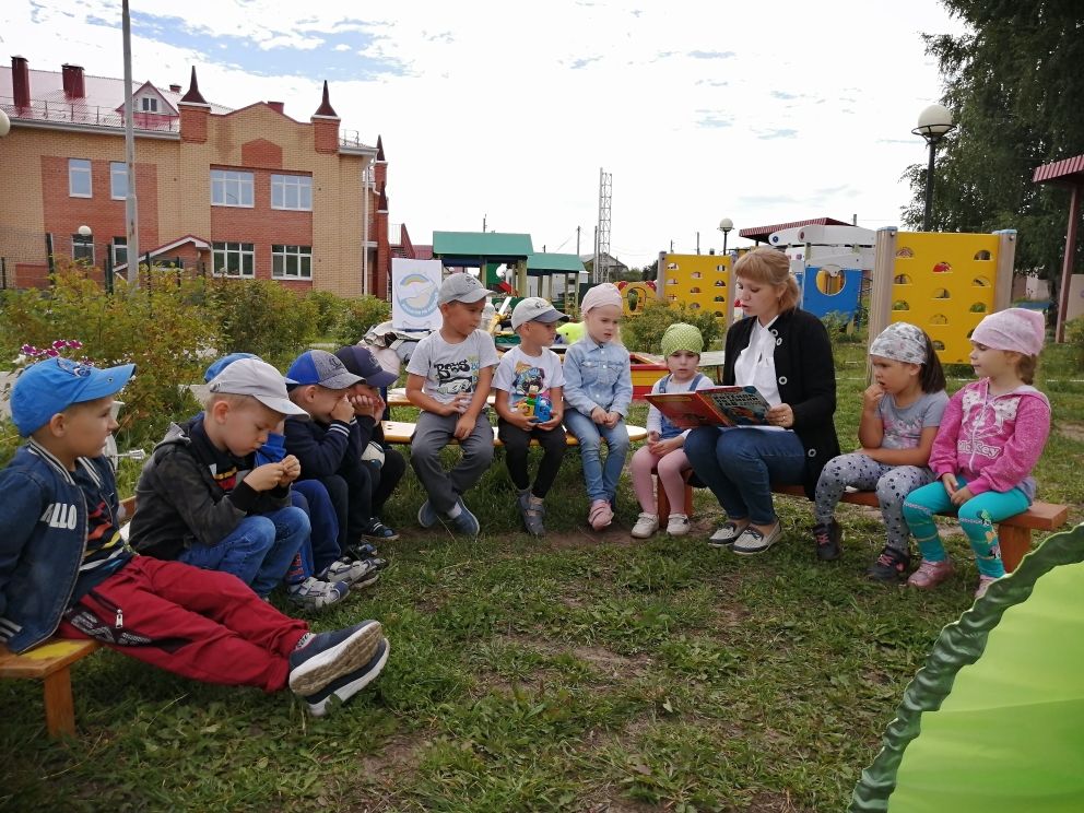 Верхнеуслонская детская библиотека присоединилась к международной акции «Книжка на ладошке»