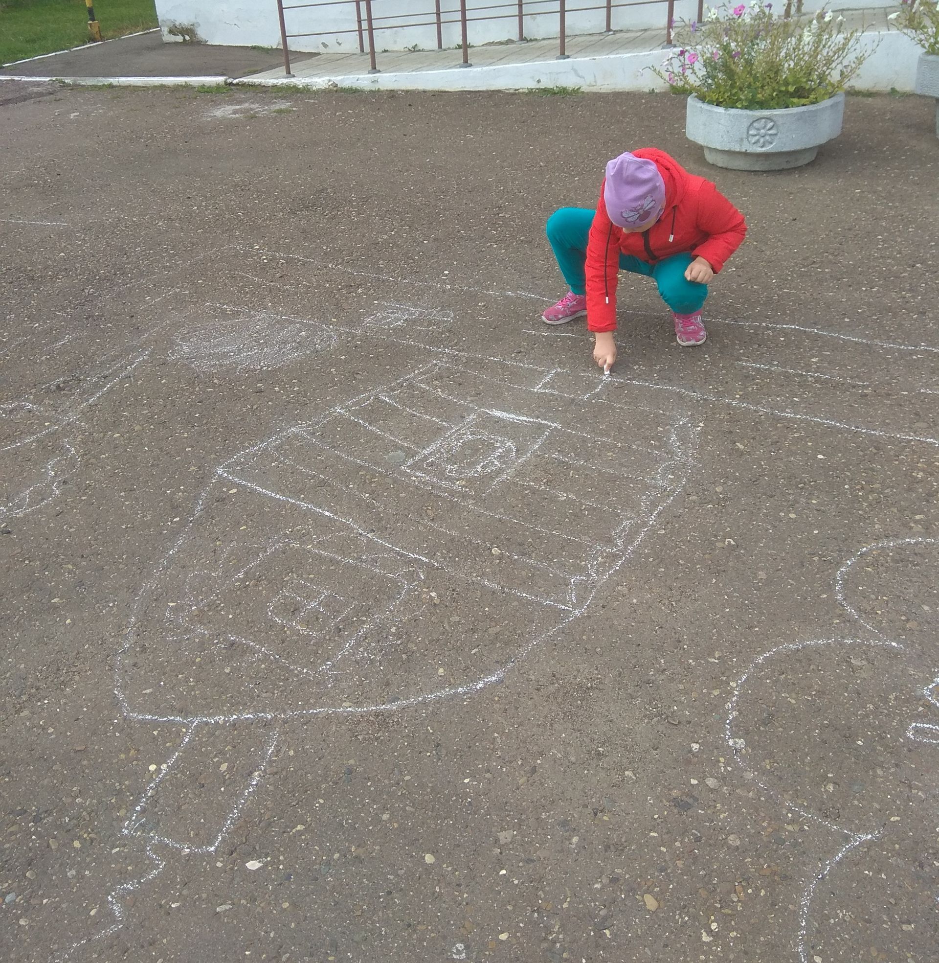Культработники Кильдеева организовали для детей конкурс рисунков на асфальте