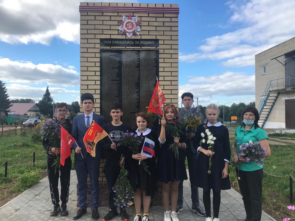 Жители поселка Октябрьский приняли участие в акции «Цветы памяти»