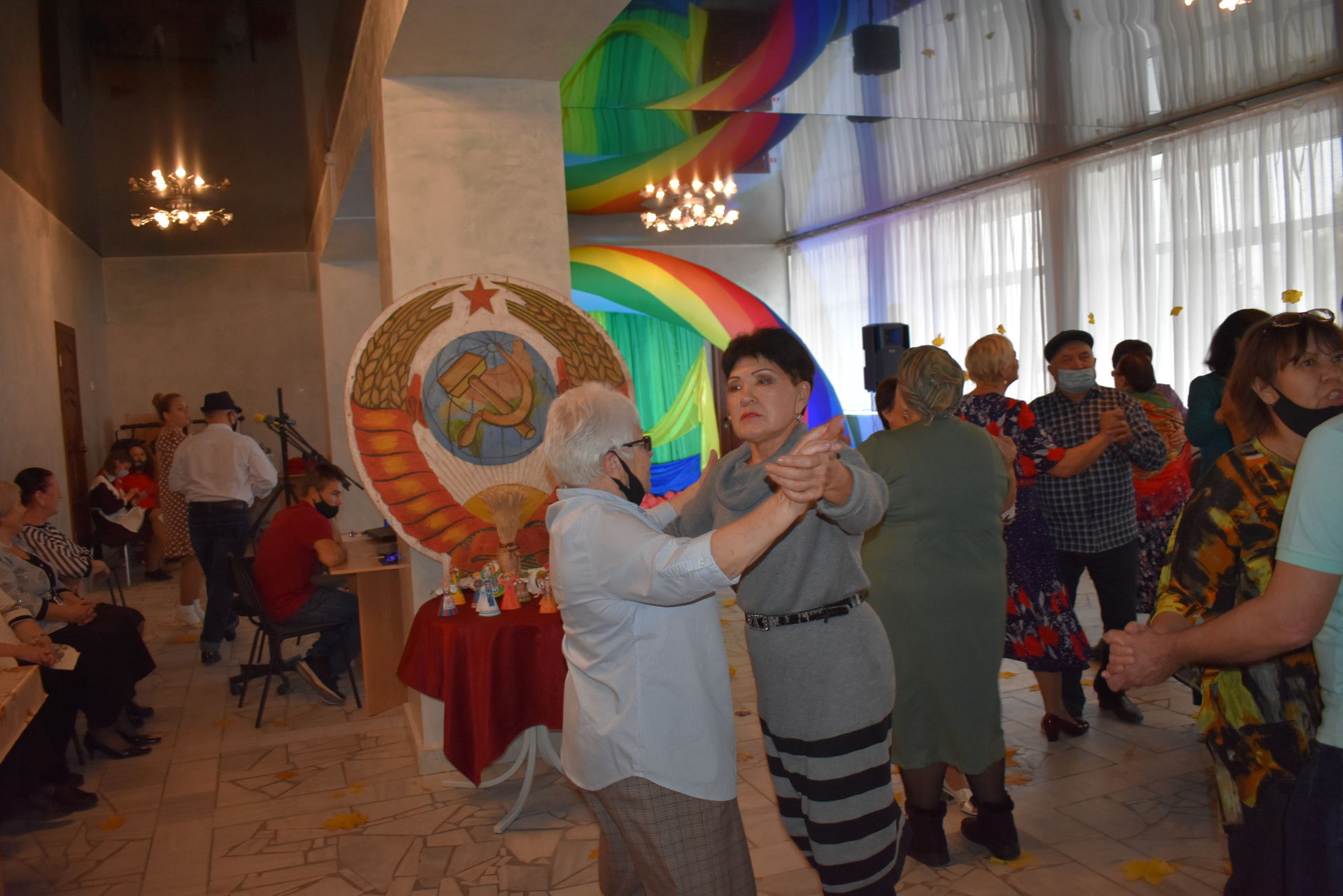 В День пожилых в Районном Доме культуры для людей золотого поколения и моложе прошла ретро-вечеринка «В гости в Советский Союз».
