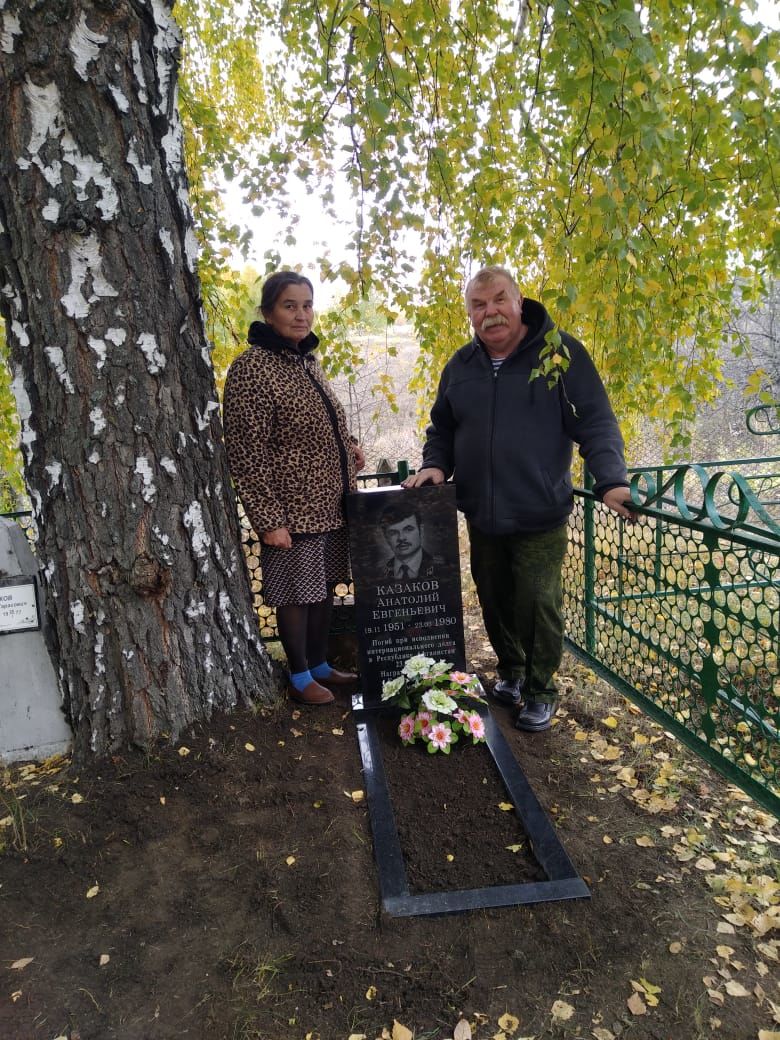 На могиле воина – интернационалиста Анатолия Казакова установили новый памятник