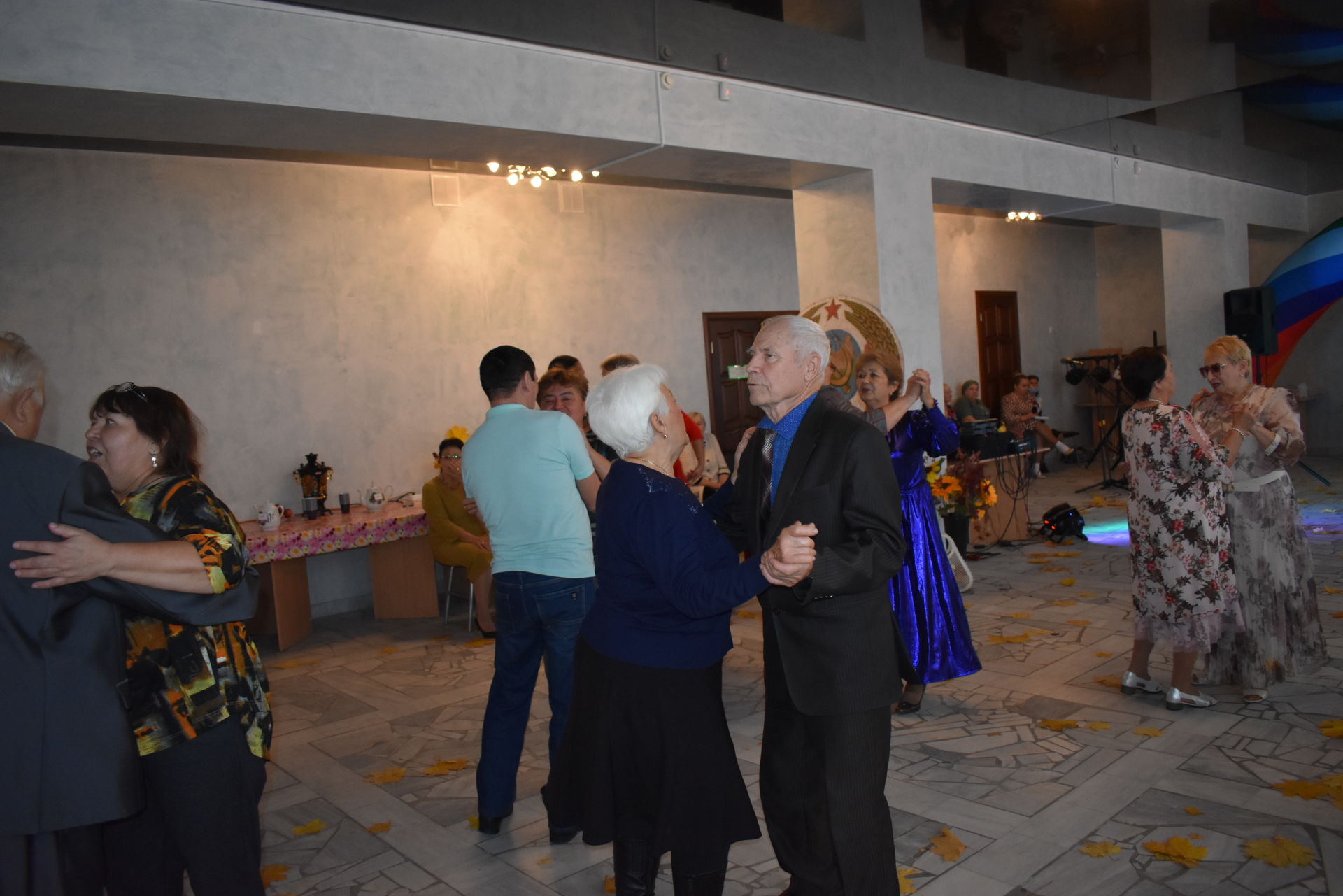 В День пожилых в Районном Доме культуры для людей золотого поколения и моложе прошла ретро-вечеринка «В гости в Советский Союз».
