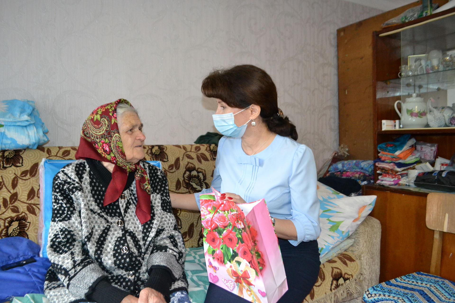 Глава Верхнеуслонского района поздравил с юбилеем долгожительницу Екатерину Петрову