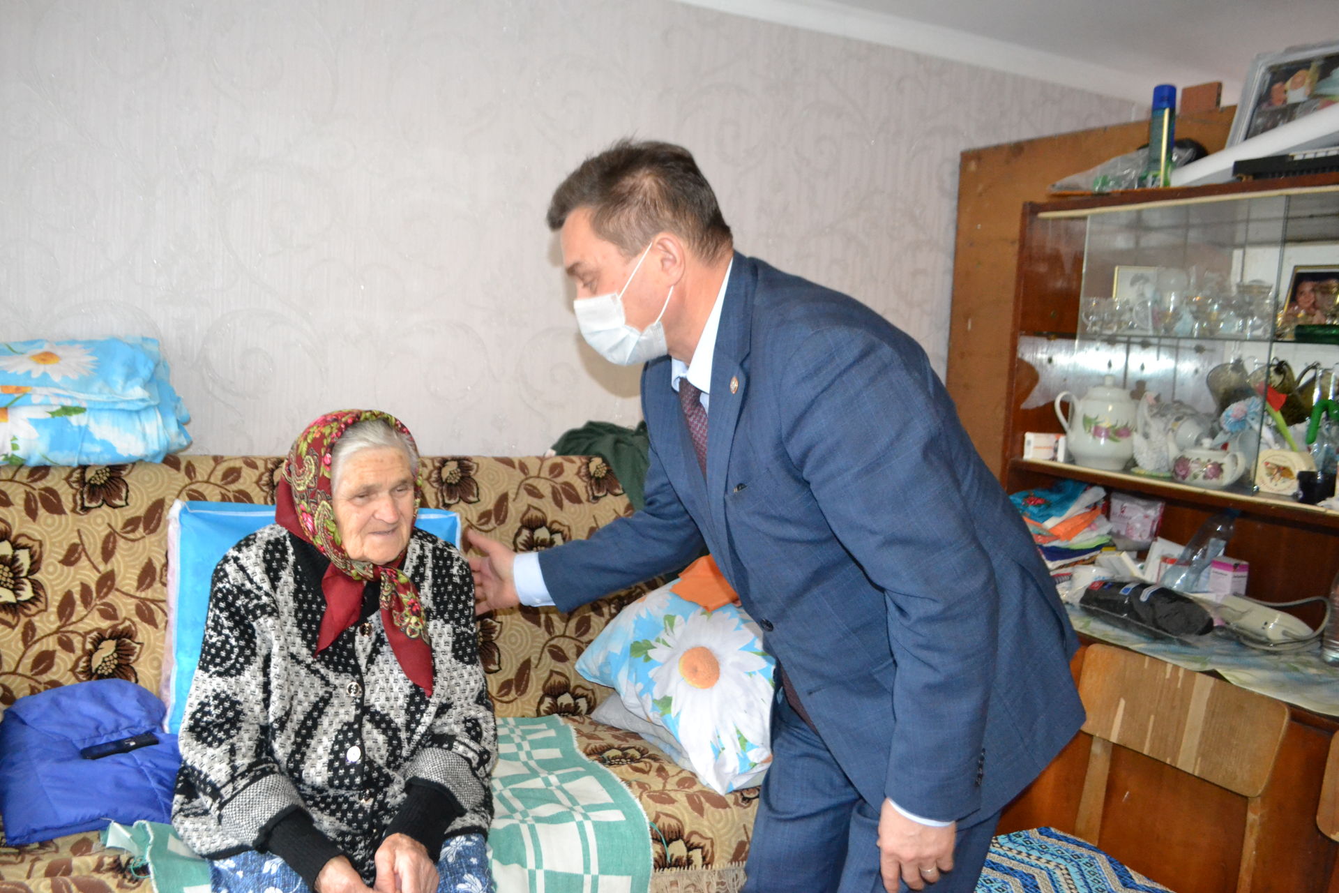 Глава Верхнеуслонского района поздравил с юбилеем долгожительницу Екатерину Петрову