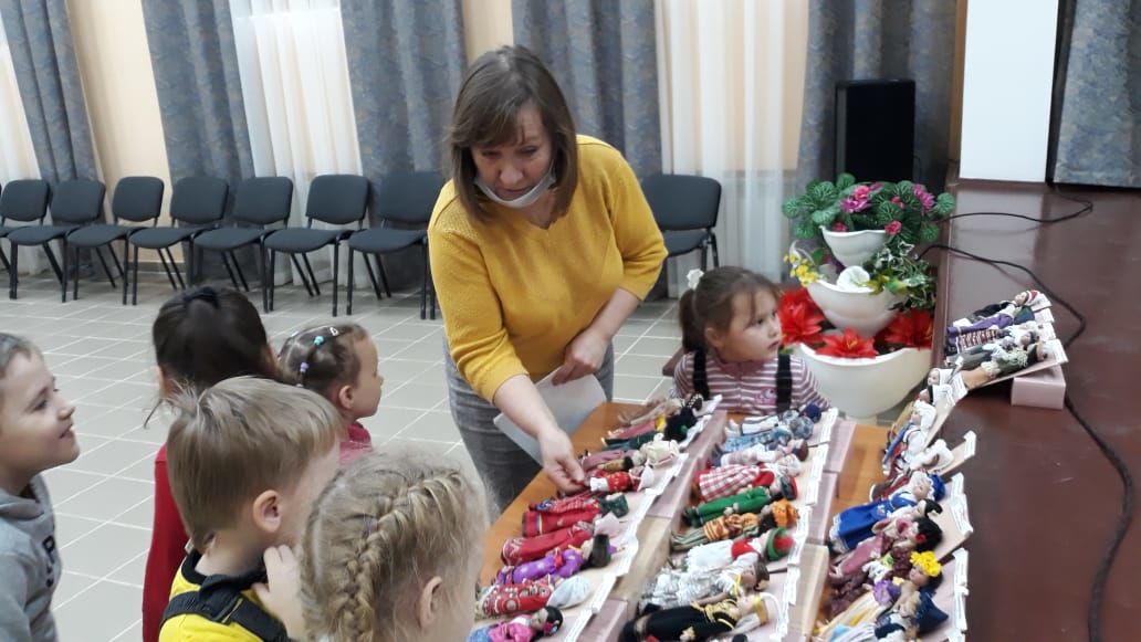 Печищинские ребятишки посетили выставку «Кукла в традиционном костюме»