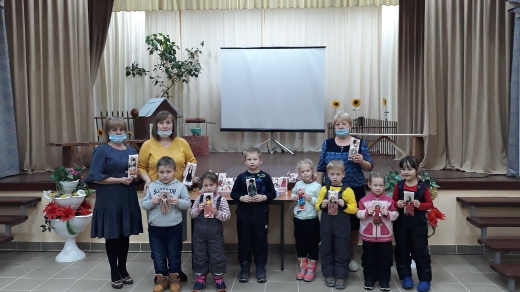 Печищинские ребятишки посетили выставку «Кукла в традиционном костюме»