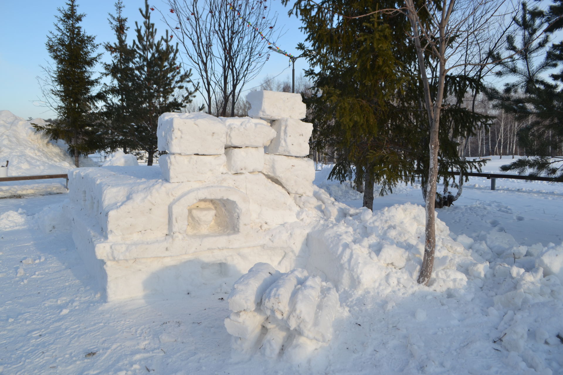 Красивые снежные скульптуры украсят в новогодний праздник Парк культуры и отдыха в Верхнем Услоне