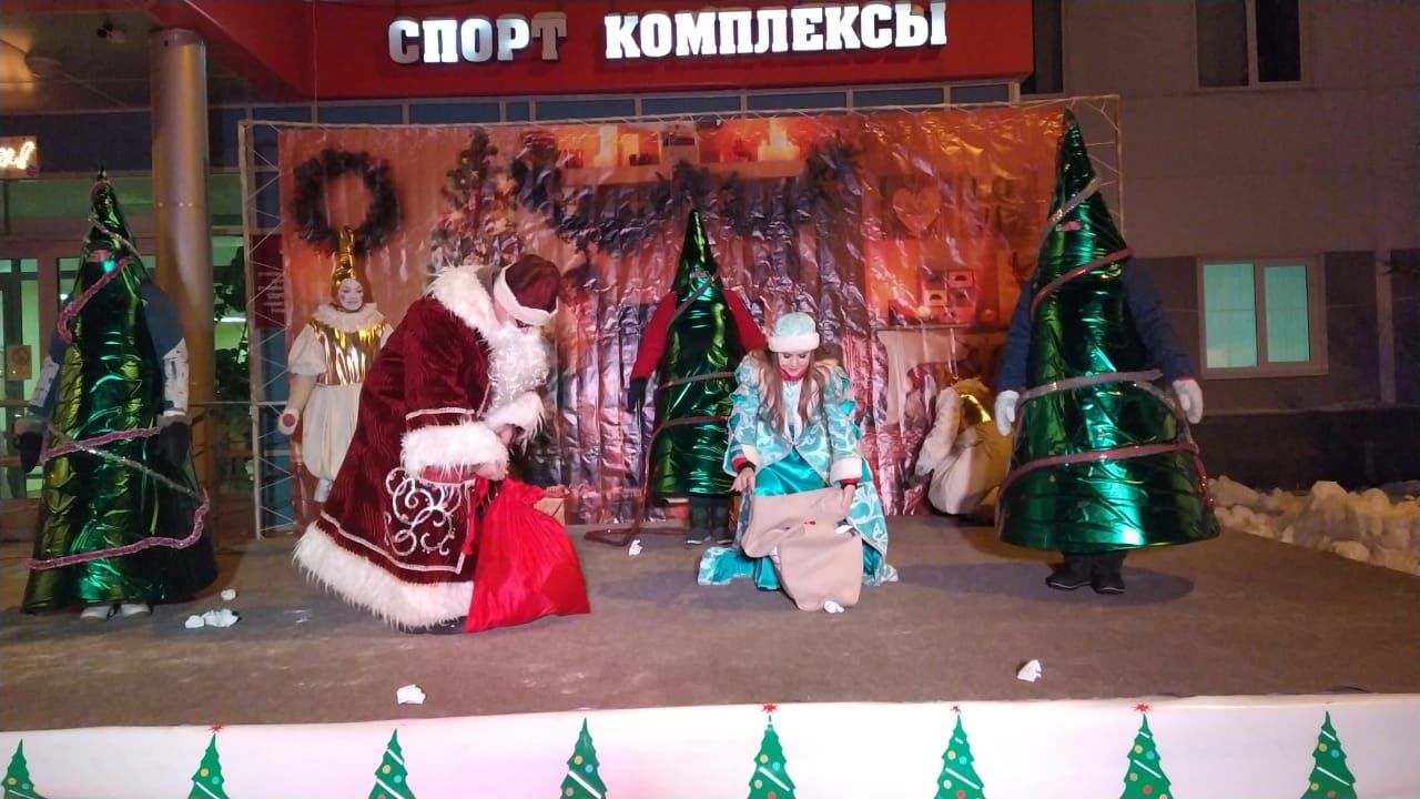 В Верхнем Услоне открыли  главную новогоднюю ёлку района