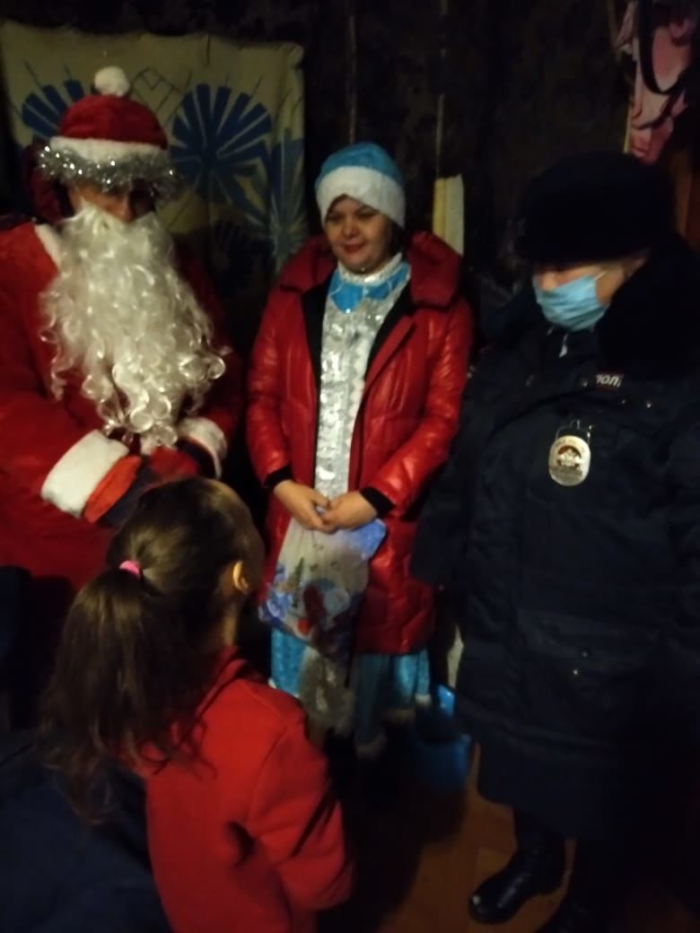 Волшебники в погонах: Полицейский Дед Мороз пришел с подарками к детишкам