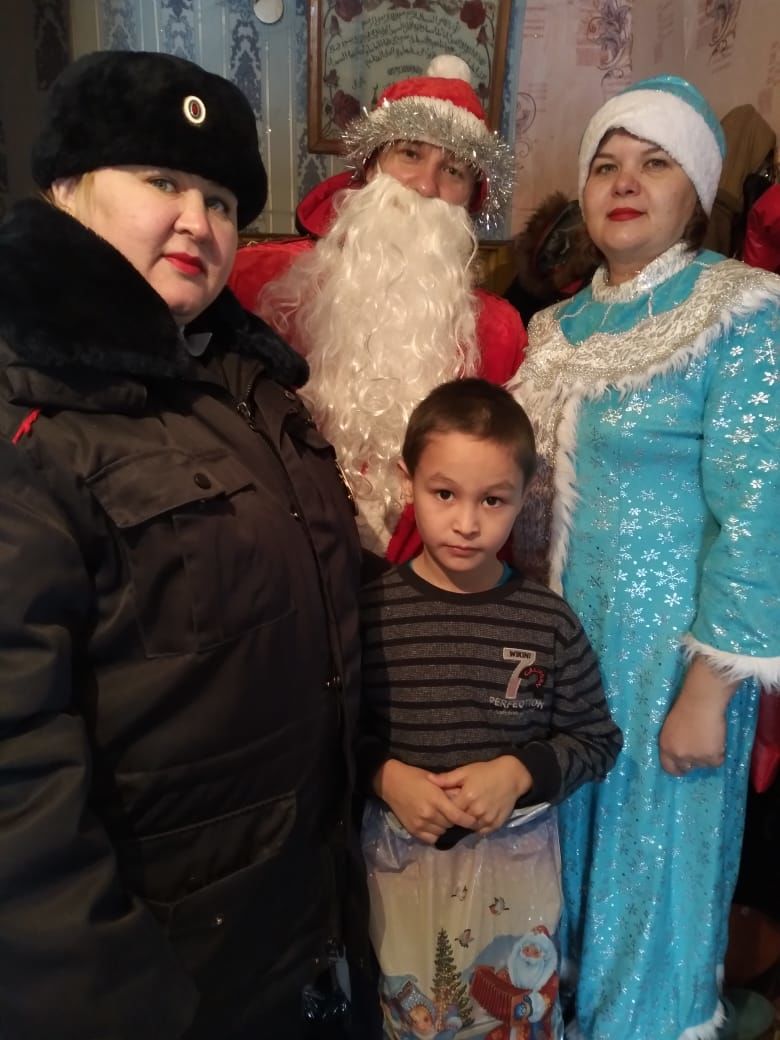 Волшебники в погонах: Полицейский Дед Мороз пришел с подарками к детишкам