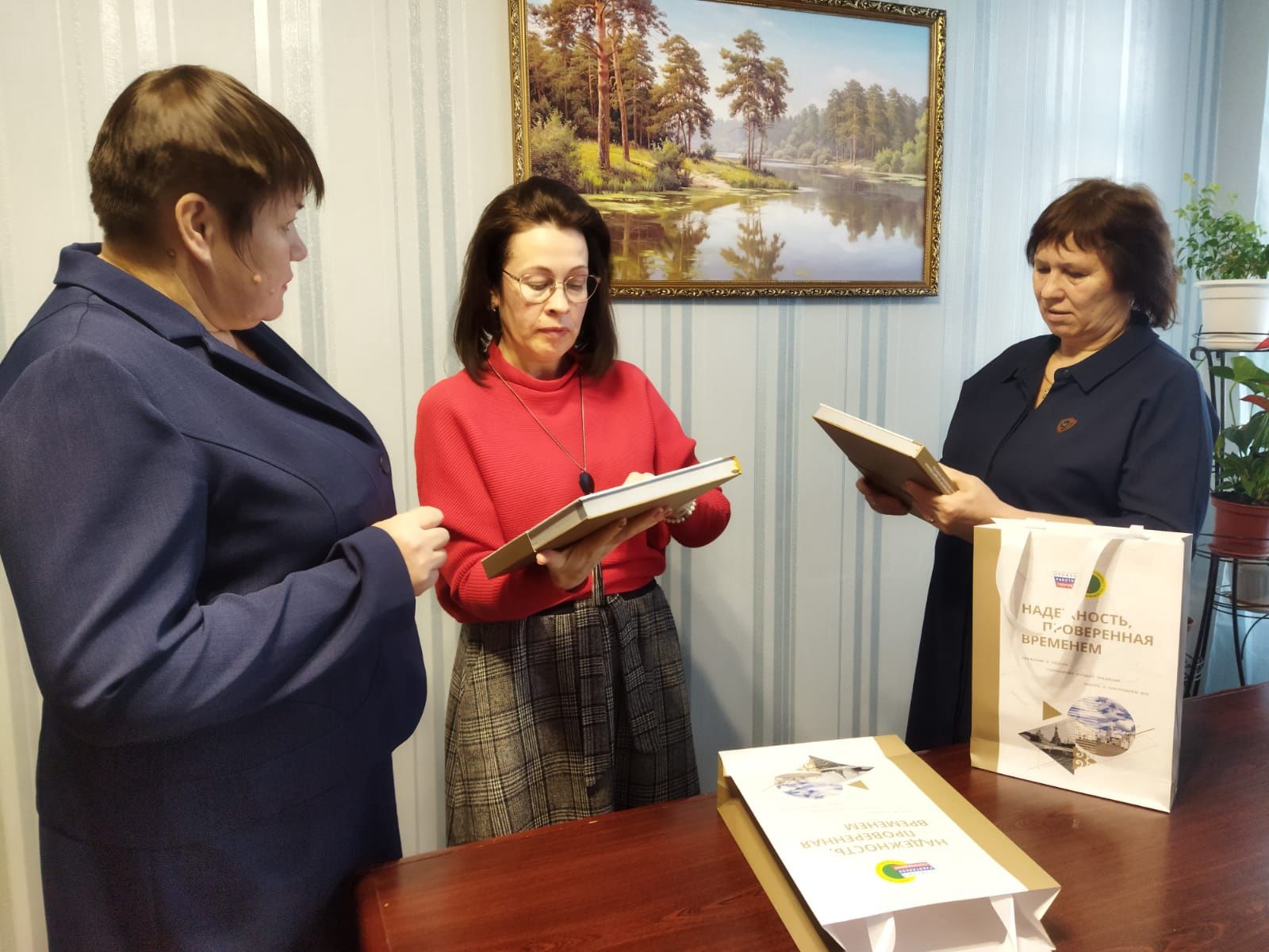 Книгу по истории профсоюза подарила двум учреждениям культуры профсоюзный лидер Верхнеуслонского района