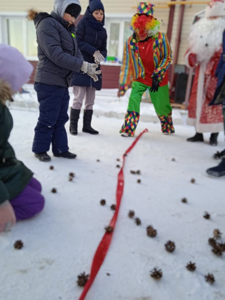В Макулове работники культуры организовали зимние забавы с Дедом Морозом