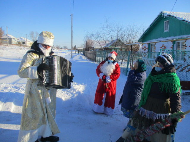 Кильдеевские культработники подарили новый год каждому дому