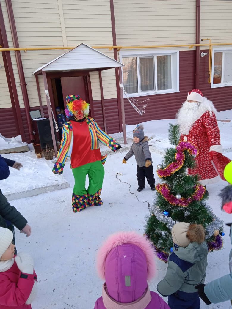 В Макулове работники культуры организовали зимние забавы с Дедом Морозом