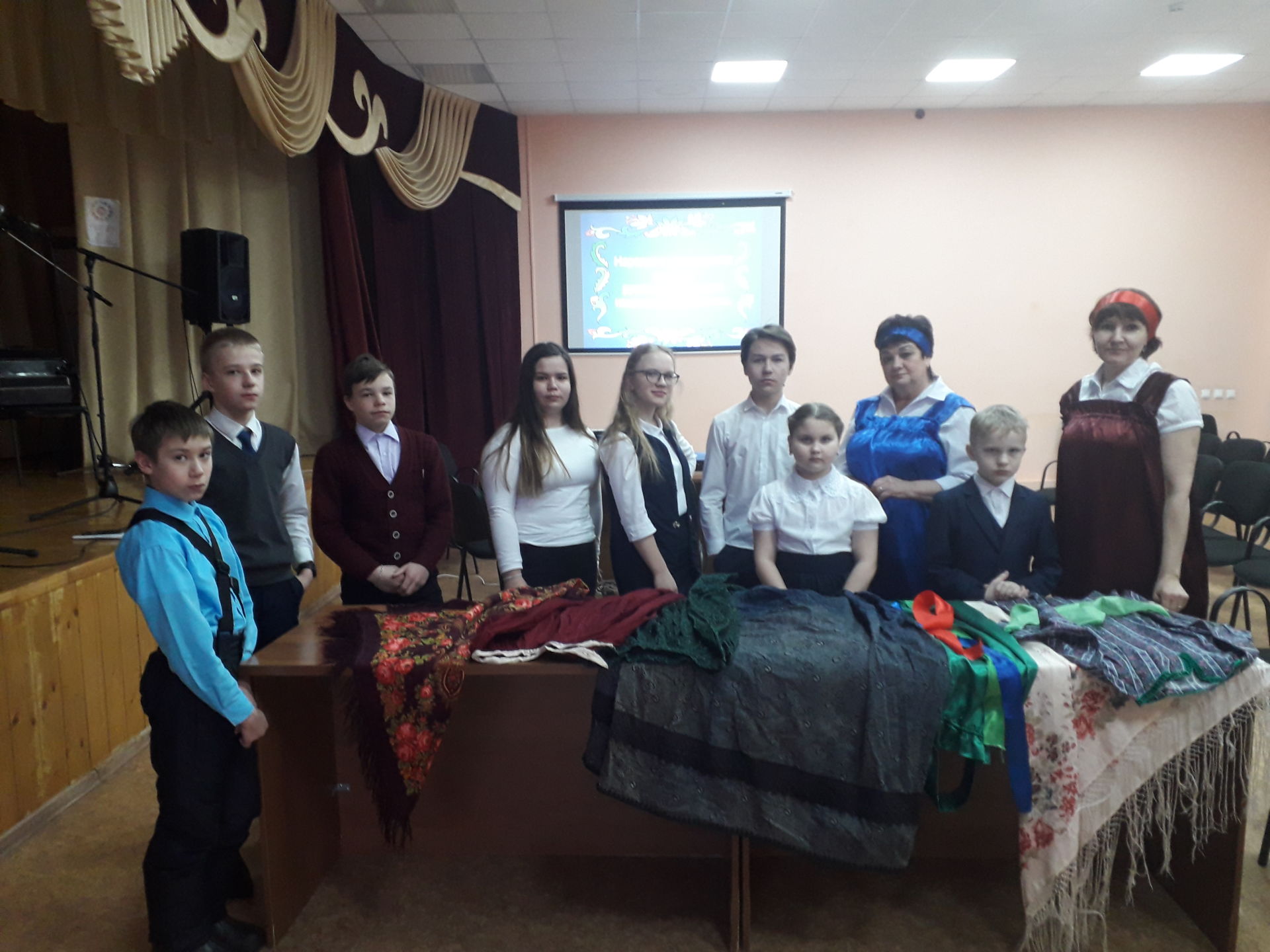 Кильдеевские культработники оформили выставку старинных русских костюмов