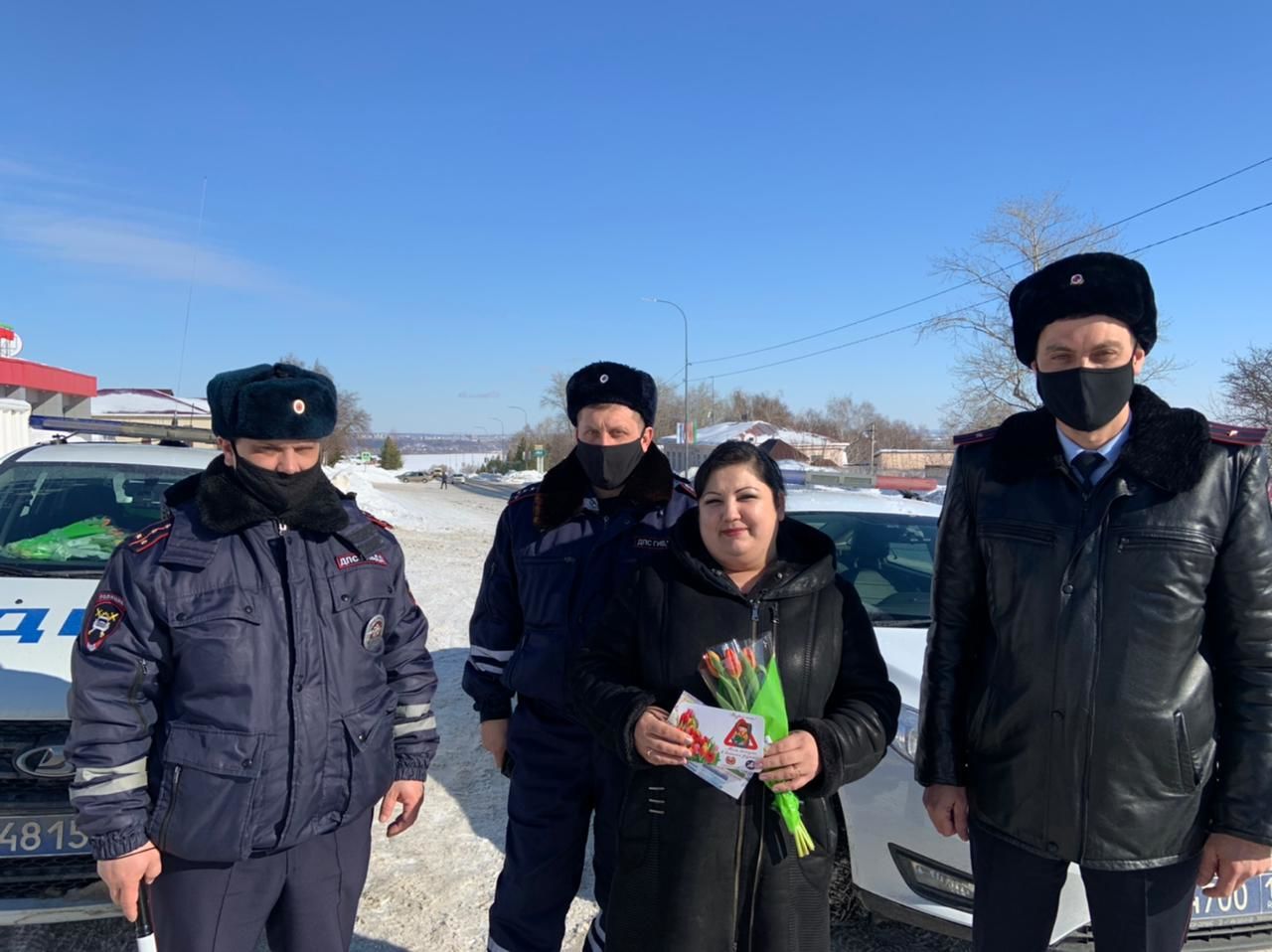 В Верхнем Услоне сотрудники ГИБДД поздравили автоледи с 8 марта