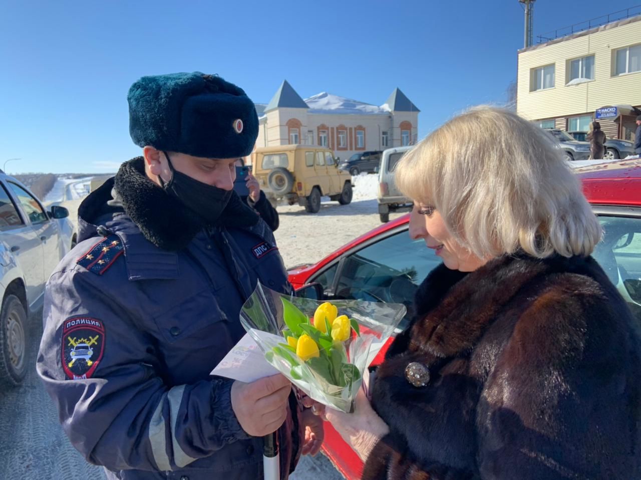 В Верхнем Услоне сотрудники ГИБДД поздравили автоледи с 8 марта