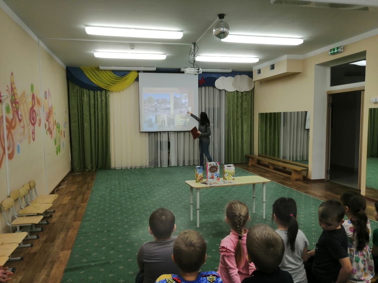 Верхнеуслонские библиотекари пришли в гости к воспитанникам детского сада «Солнышко»