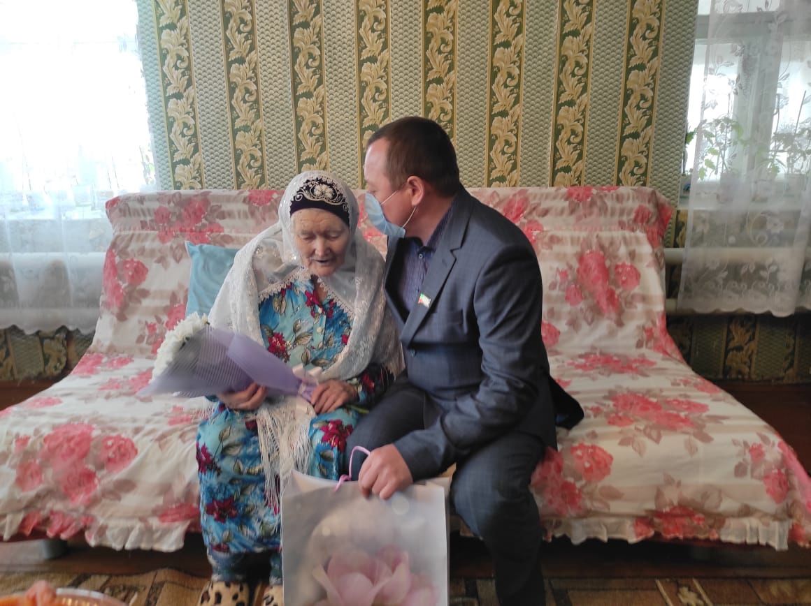 Марат Зиатдинов поздравил ровесницу района с юбилеем