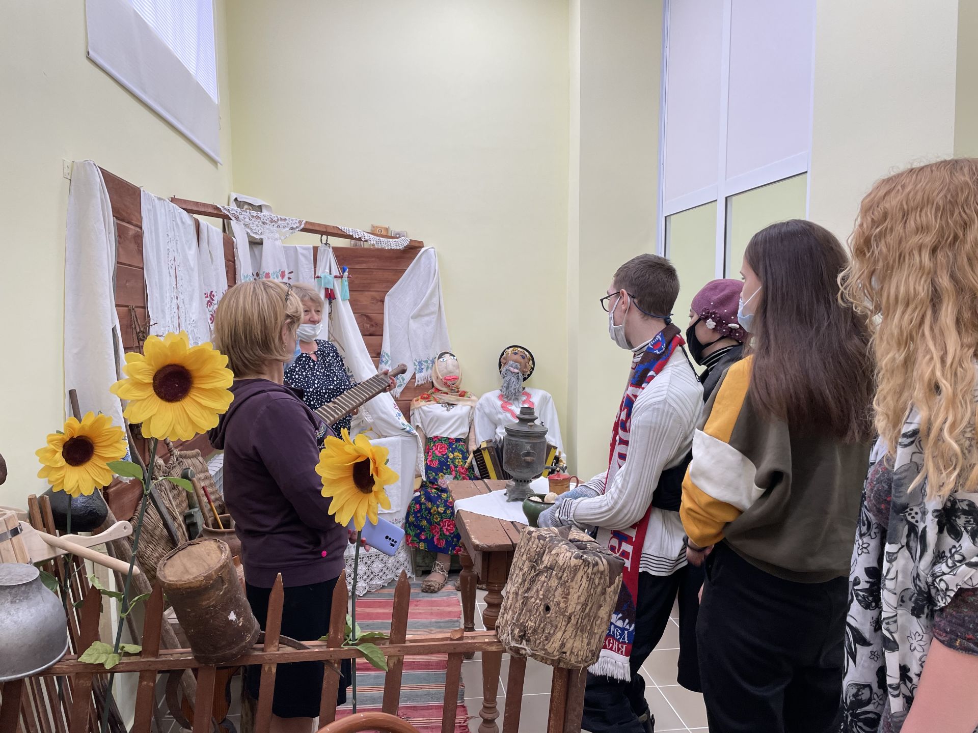 Получатели социальных услуг совершили экскурсию в музей «Русская изба»