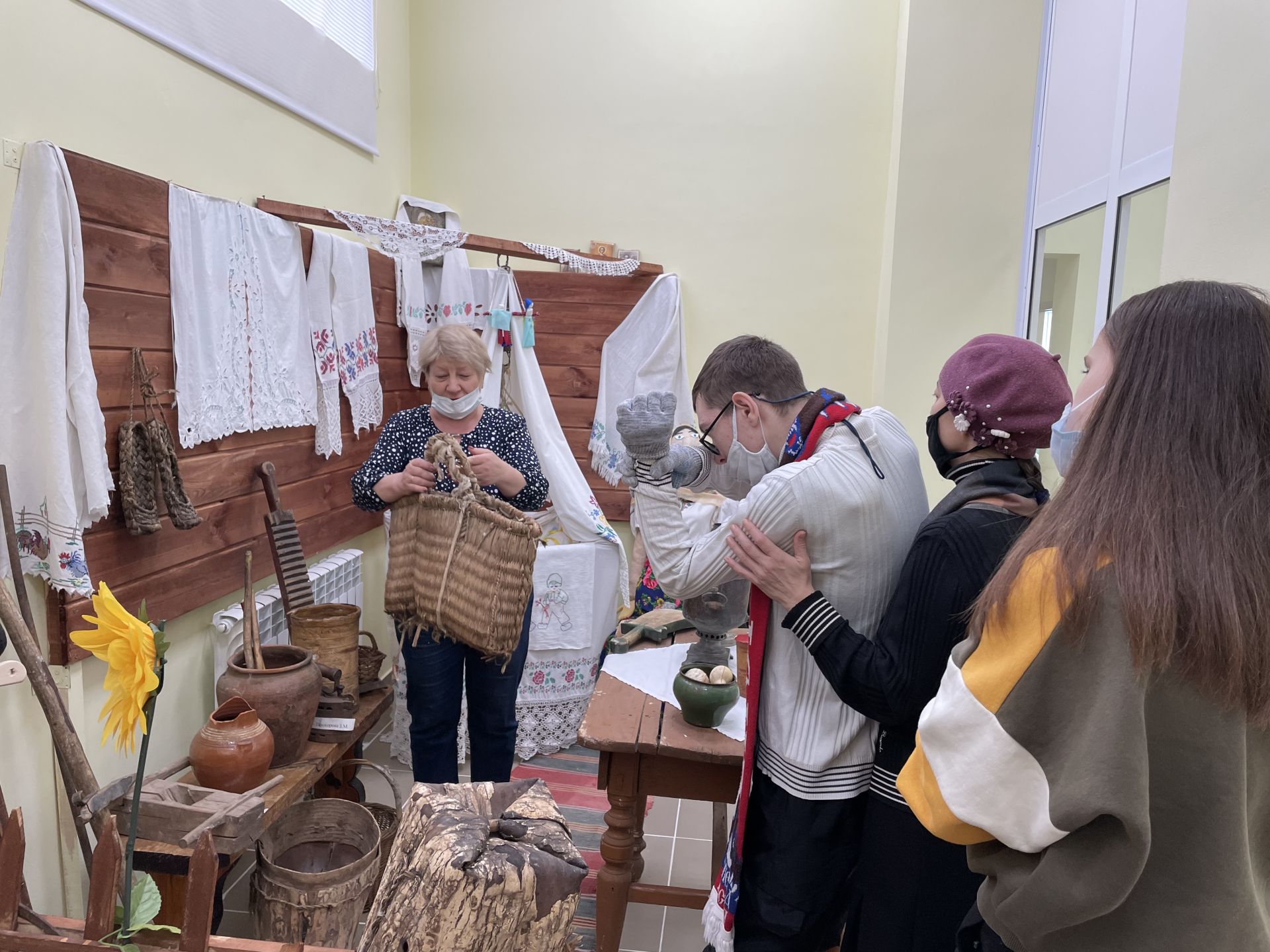 Получатели социальных услуг совершили экскурсию в музей «Русская изба»