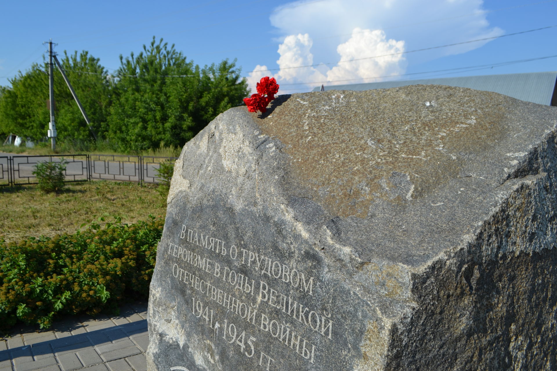Марат Зиатдинов возложил цветы к памятнику павшим землякам