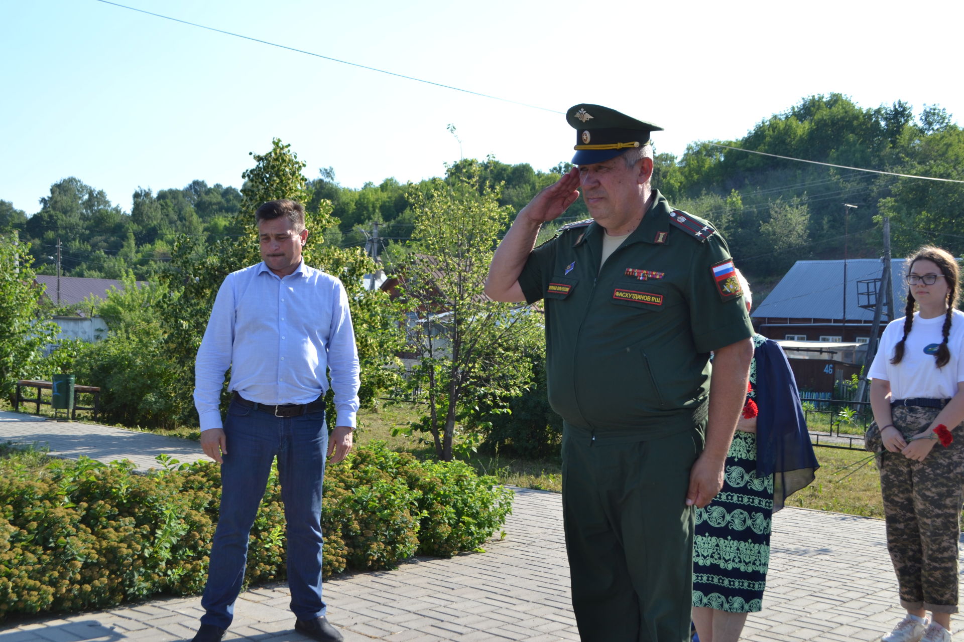 Марат Зиатдинов возложил цветы к памятнику павшим землякам
