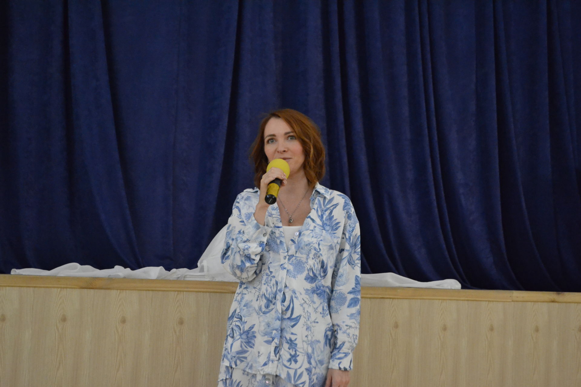 На сцене районного Дома культуры прошел спектакль по мотивам книги белорусской писательницы Светланы Алексиевич "У войны не женское лицо"