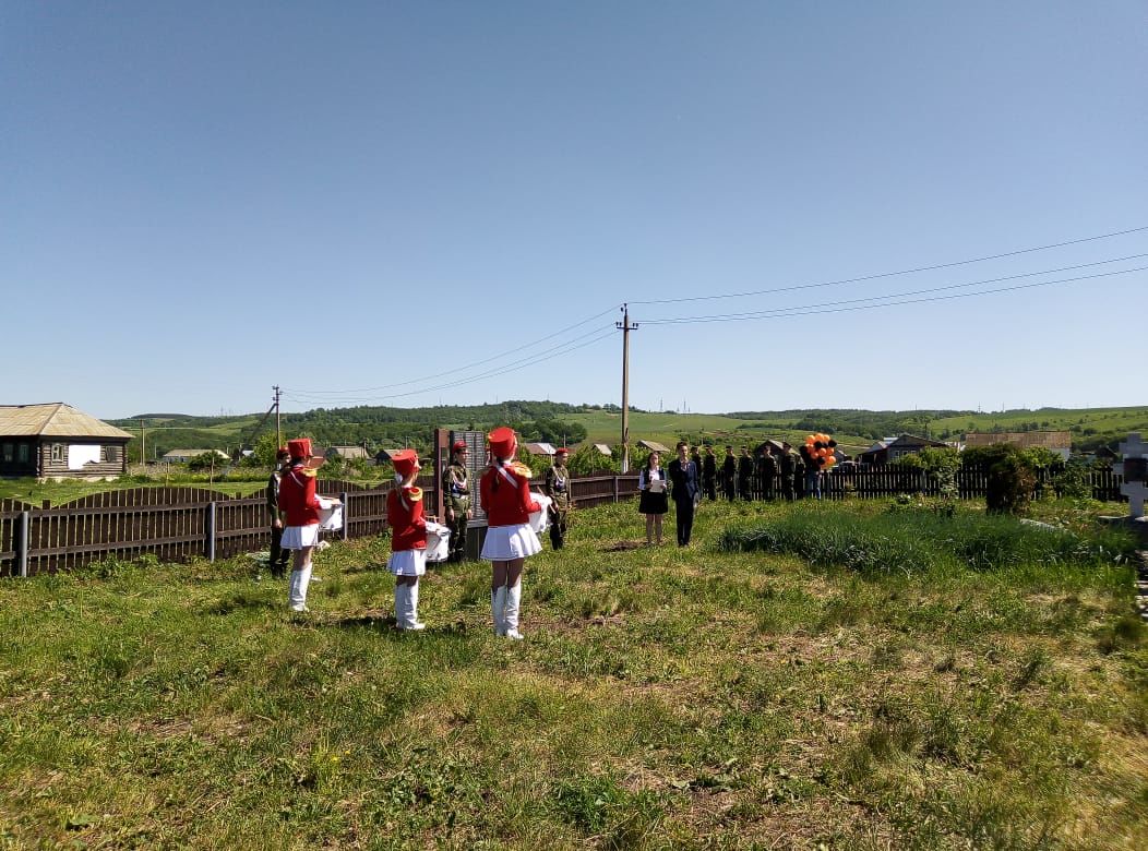 В Русском Бурнашеве состоялось торжественное открытие памятника участникам войны