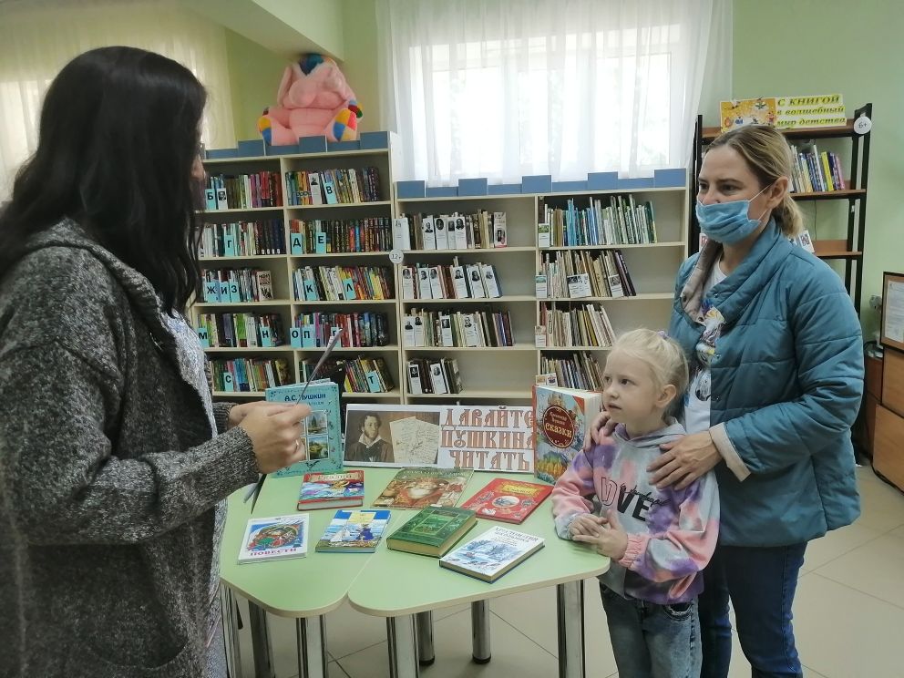 Сотрудники детской библиотеки подготовили для читателей эрудит-час и читали Пушкина