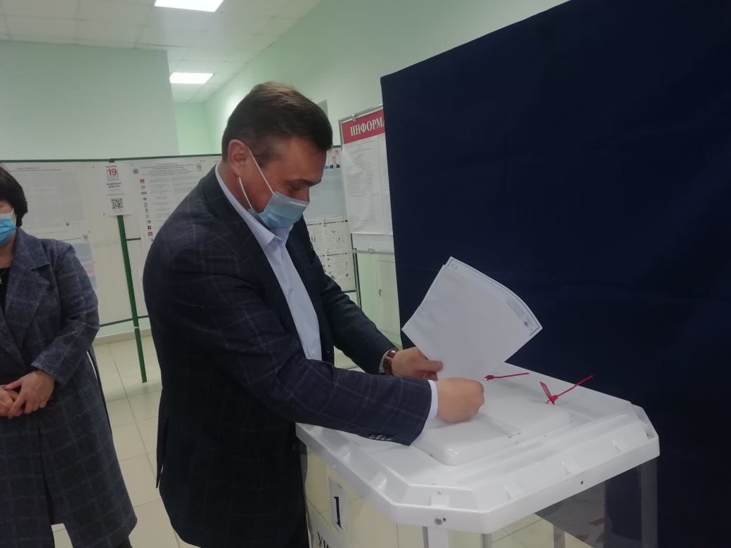 Глава Верхнеуслонского района пришел на избирательный участок с супругой