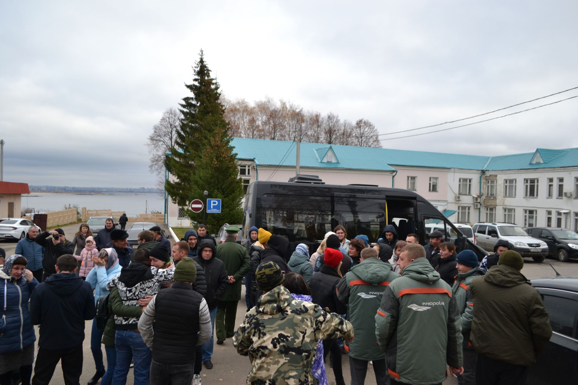 Вас ждут дома: в Верхнеуслонском районе проводили очередную группу мобилизованных