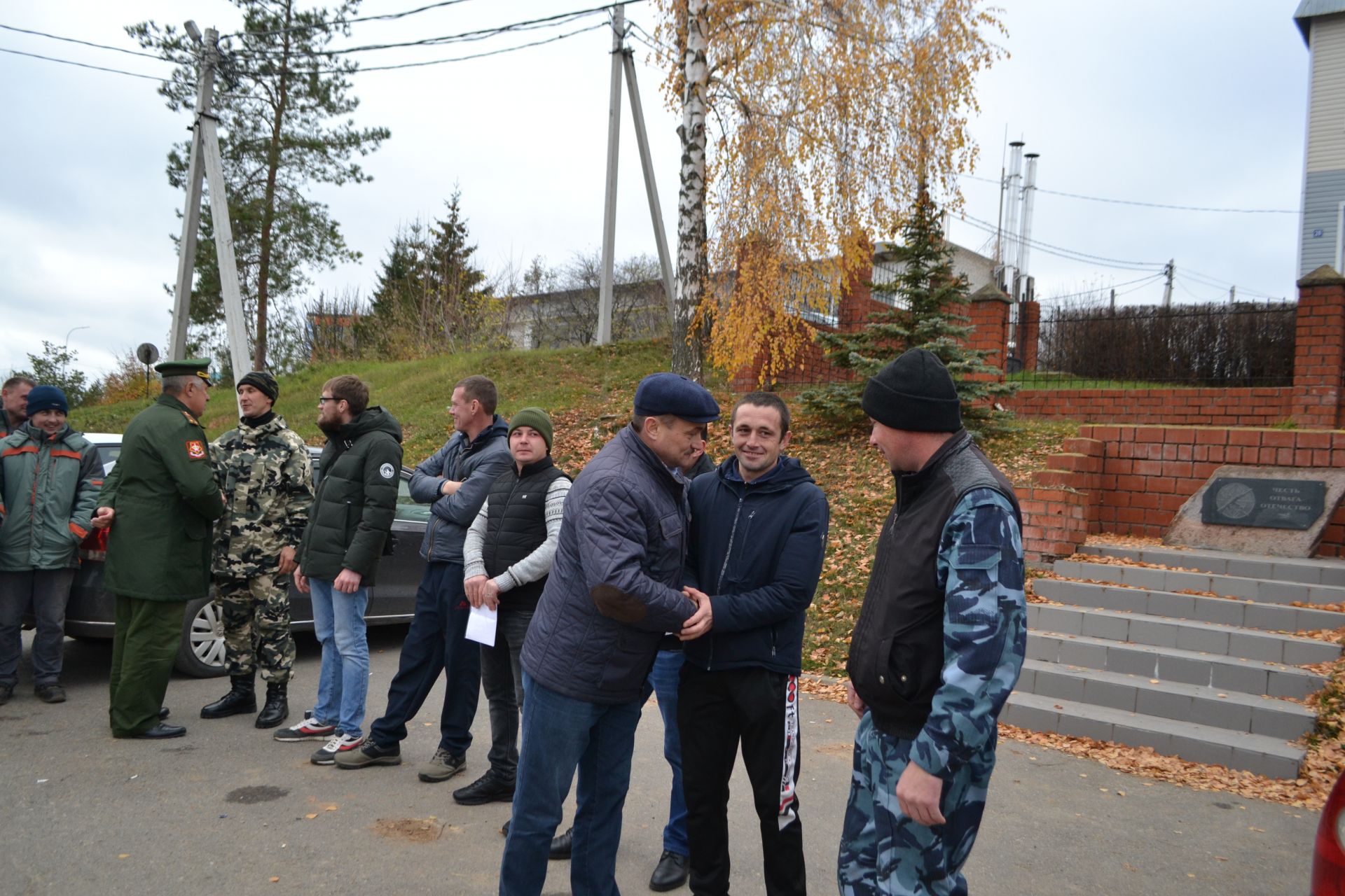 Вас ждут дома: в Верхнеуслонском районе проводили очередную группу мобилизованных