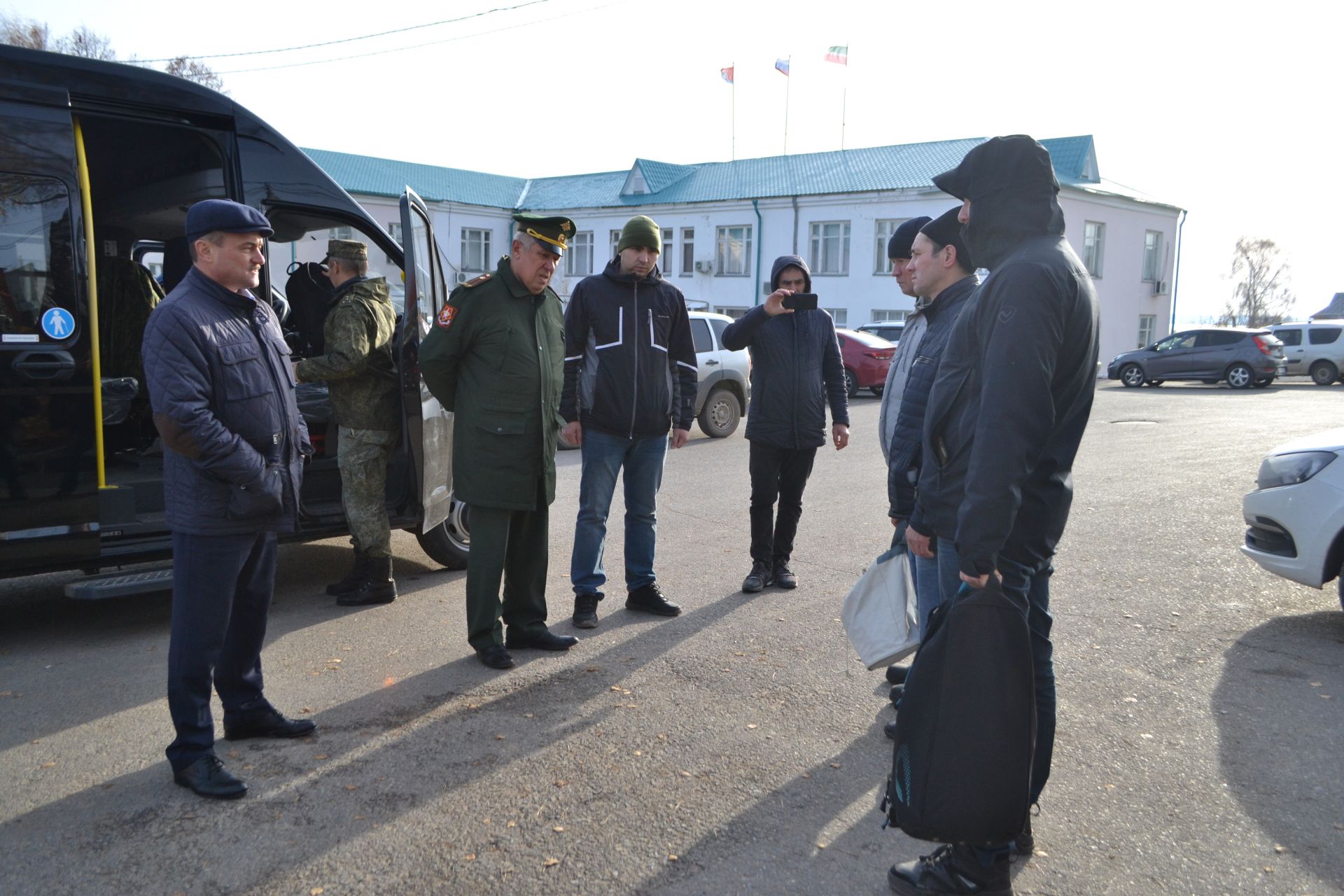 Вас ждут дома: в Верхнеуслонском районе проводили очередную группу мобилизованных