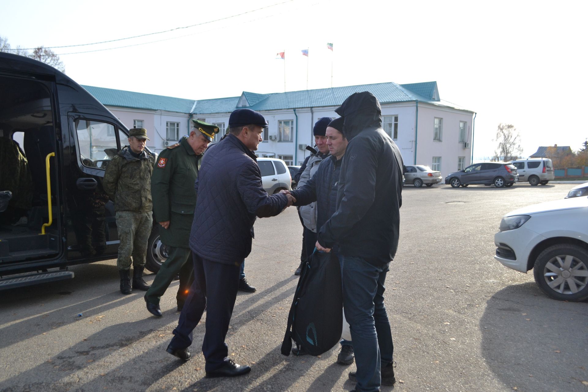 Вас ждут дома: в Верхнеуслонском районе проводили очередную группу мобилизованных