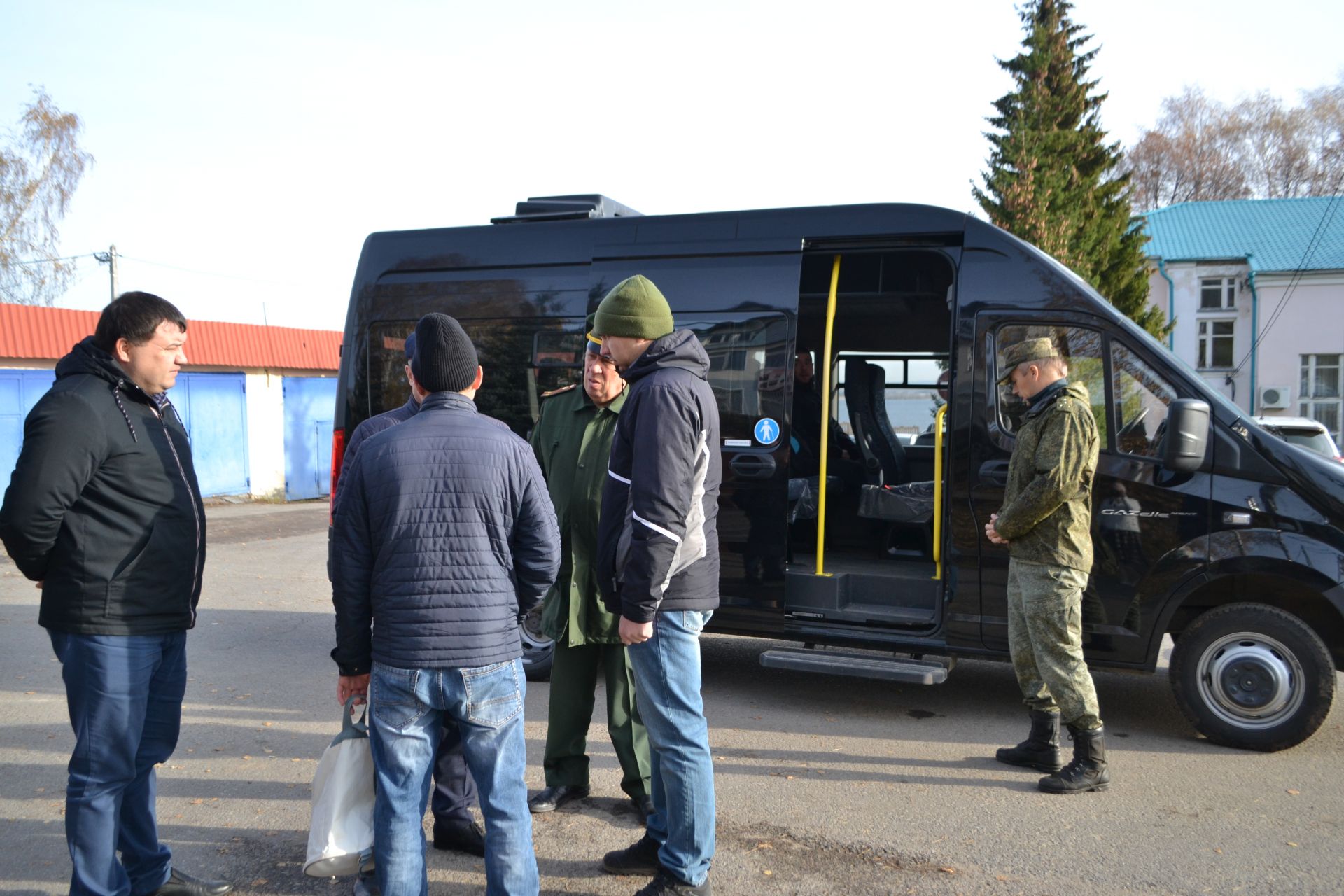 Вас ждут дома: в Верхнеуслонском районе проводили очередную группу мобилизованных