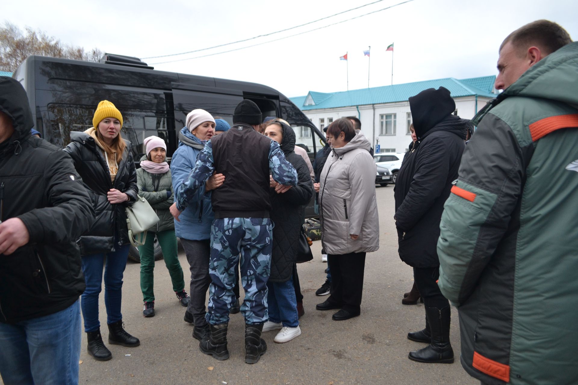 Вас ждут дома: в Верхнеуслонском районе проводили очередную группу мобилизованных