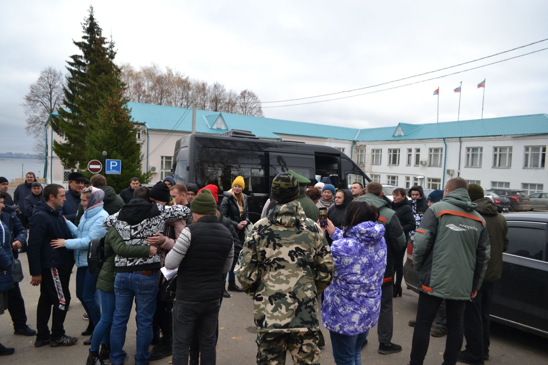 Вас ждут дома: в Верхнеуслонском районе проводили очередную группу мобилизованных