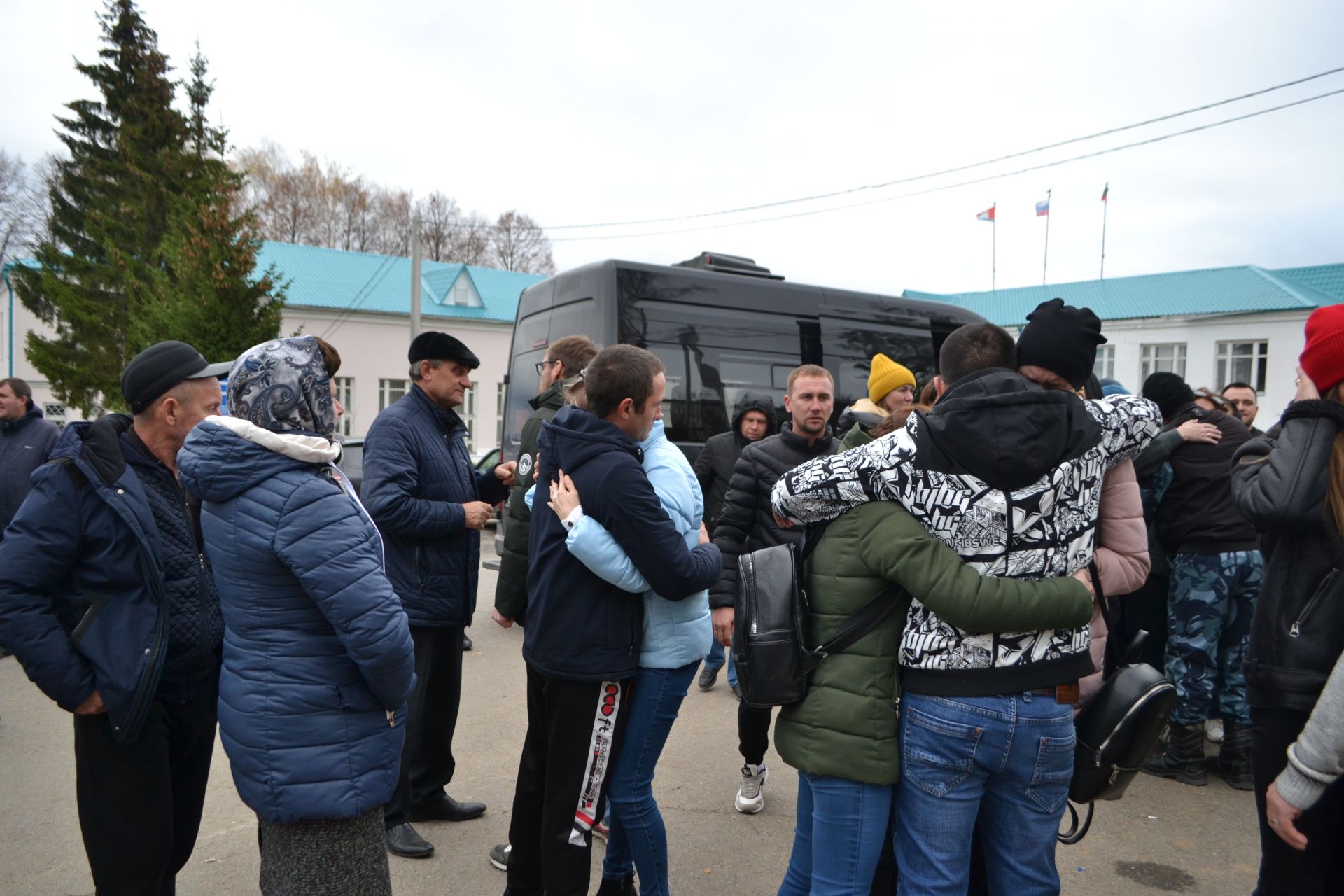 Вас ждут дома: в Верхнеуслонском районе проводили очередную группу мобилизованных